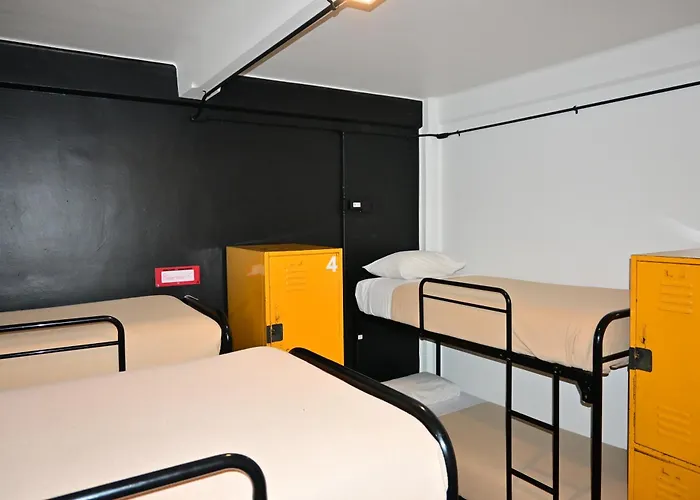 Mundo Joven Catedral Hostel *