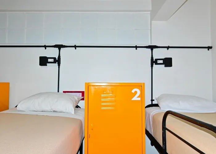 Mundo Joven Catedral Hostel *
